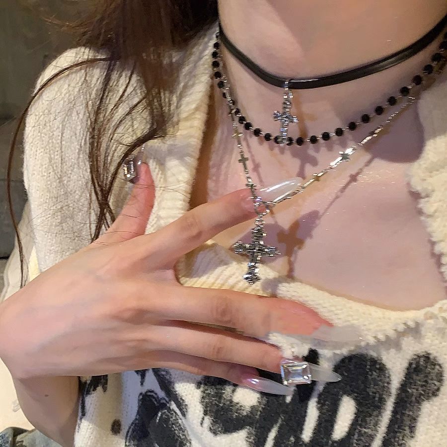Collar con colgante de cruz de - Women'S Emo Accessories reseña y precio